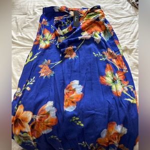 LuLus Tropical Floral skirt. Button and Tie waist with slit up the side.